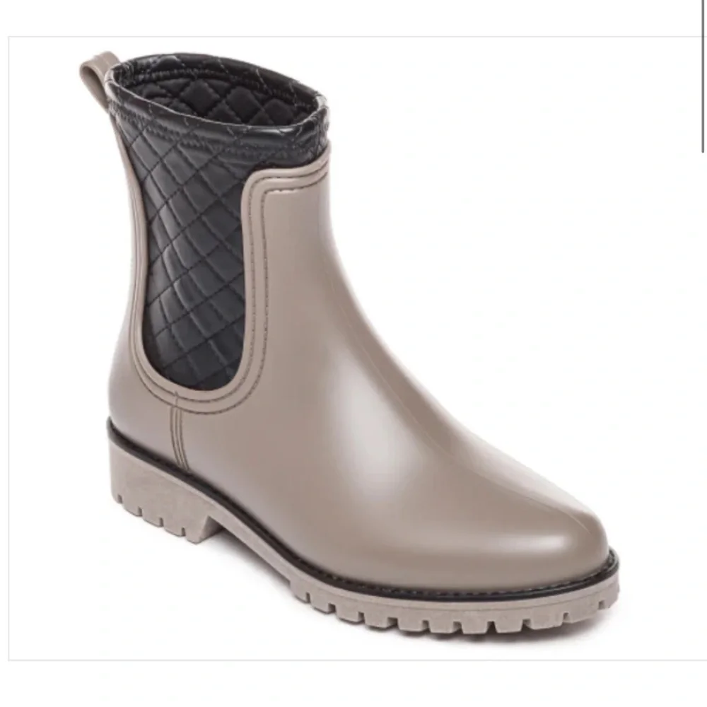 Bernardo Zola taupe color quilted rain boots Made in Brazil Size 7